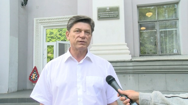 Почему новомосковским депутатам принесли траурный венок?