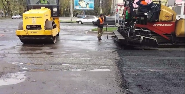 В Никополе асфальт укладывают прямо в лужи