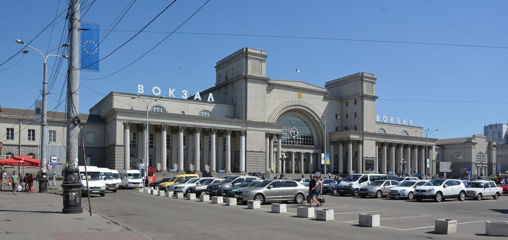 Залізничний вокзал Дніпра перевіряють через повідомлення про мінування