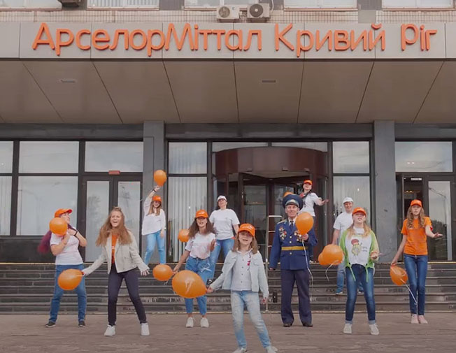 Працівники «АрселорМіттал Кривий Ріг» разом з дітьми та ветерани підприємства записали відеокліп