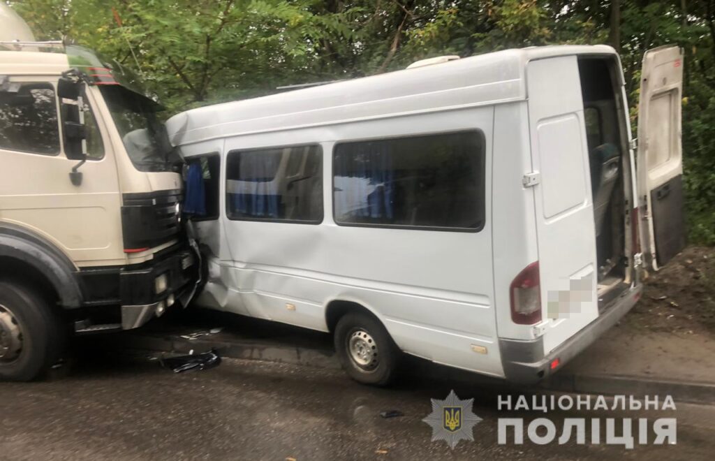 У Дніпрі вантажівка зіткнулася з автобусом: 9 постраждалих