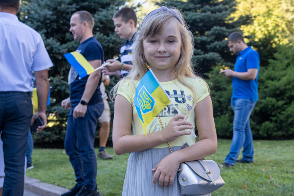 На честь свята всюди в Україні майорять синьо-жовті прапори