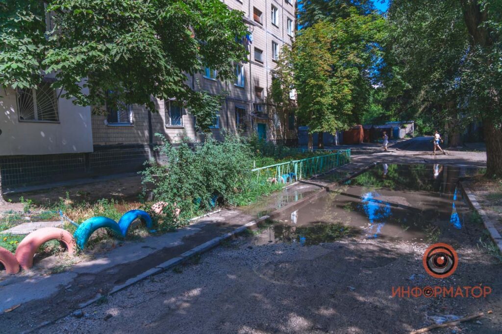 Дніпровська міськрада ігнорує прорив труби на вулиці Котляревського