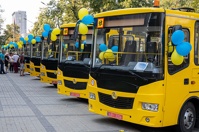 Які школи отримали перші 10 нових автобусів