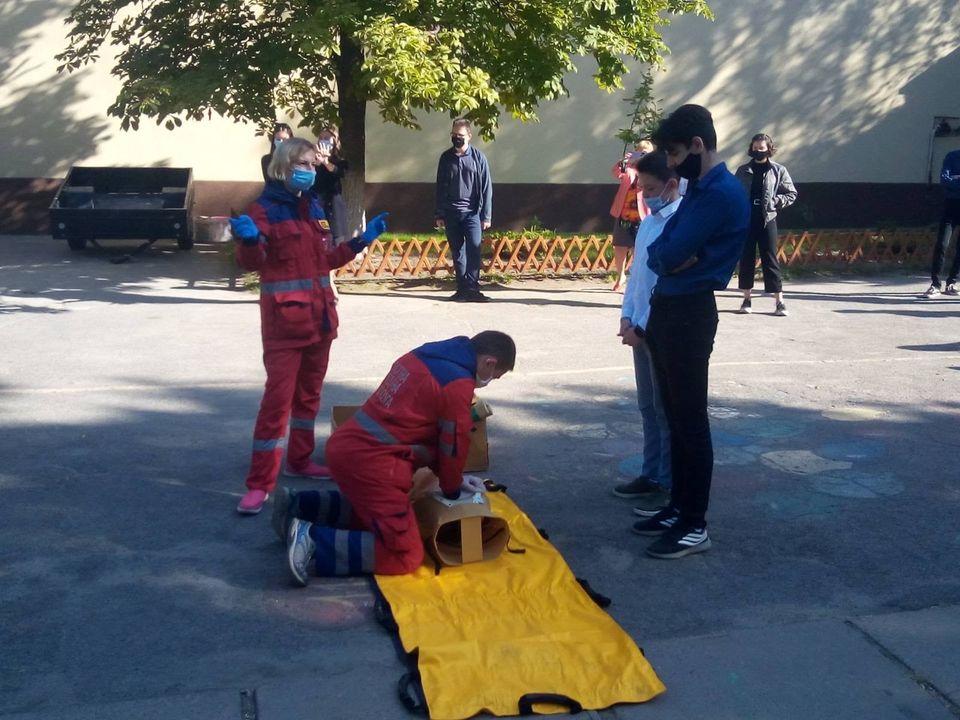 Школярів Дніпропетровщини навчають надавати постраждалим екстрену медичну допомогу