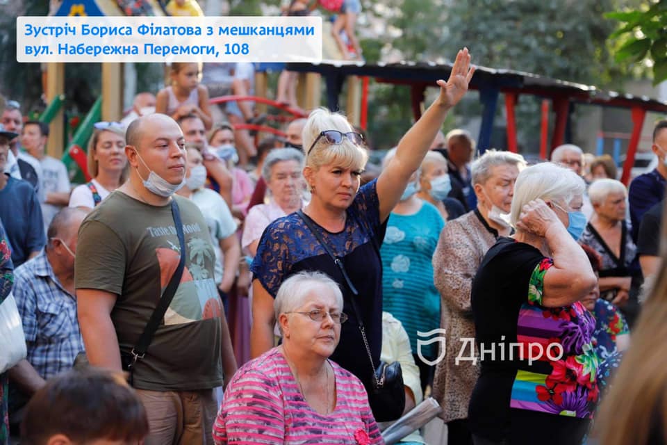 Хованки, зеленка та «армія бабусь»: як у Дніпрі проходять зустрічі із мером Філатовим