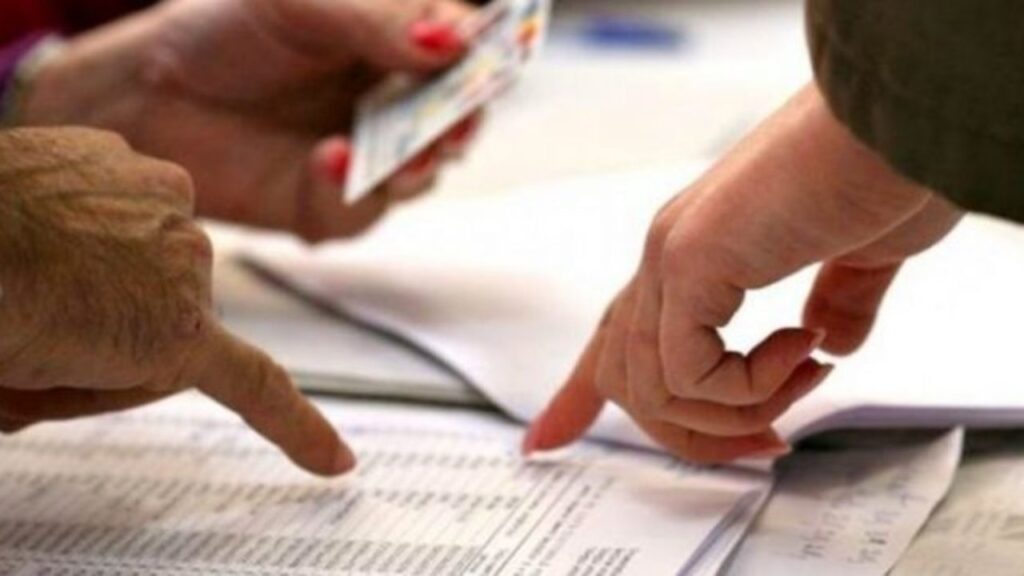 Місцеві вибори-2020: українці не поспішають змінювати місце голосування