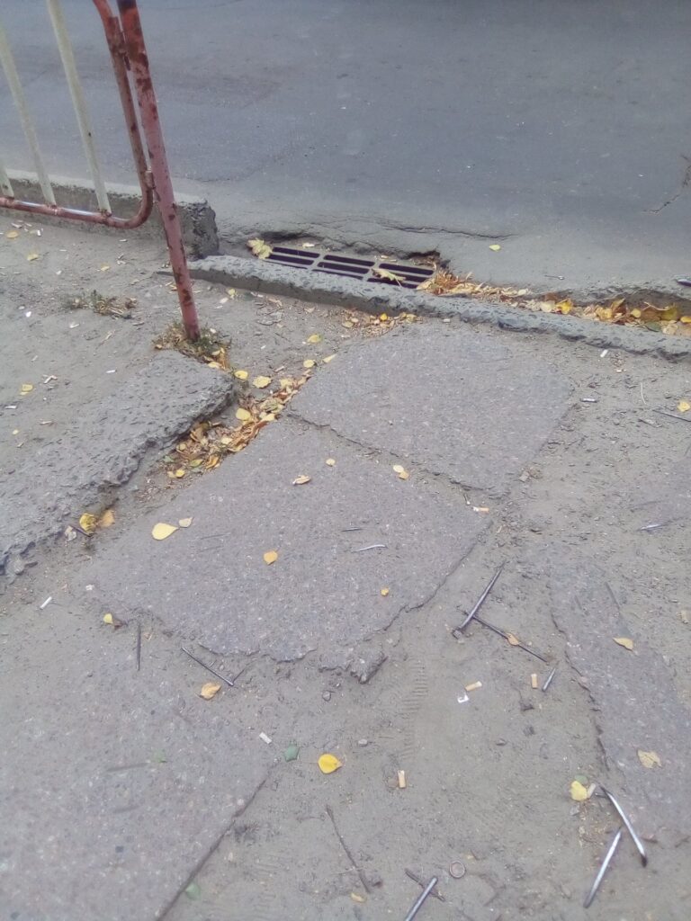 Дніпряни скаржаться на травмонебезпечну зупинку на ж/м Перемога-6