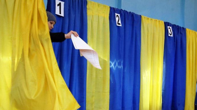 Як українці голосуватимуть на виборах: без маски пустять, але випишуть штраф