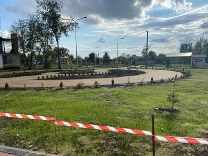 У Томаківці завершують реконструкцію центрального парку (фото)