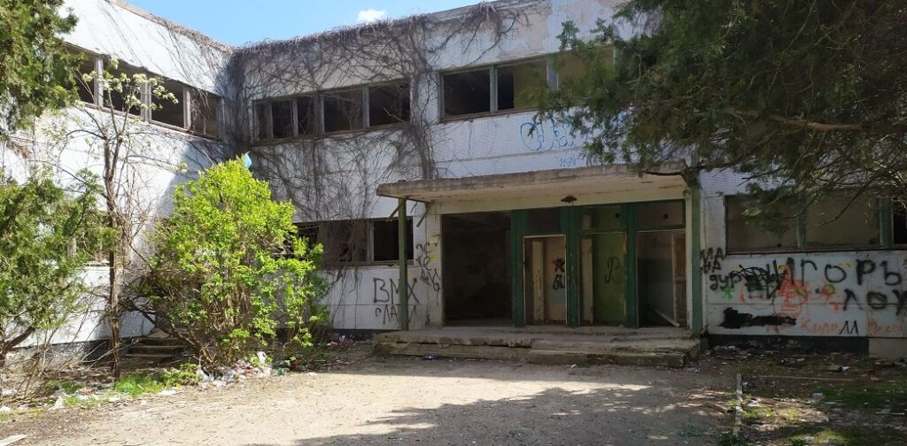 У Дніпрі на вулиці Донецьке шосе покинуті дитячі садочки перетворились на  притон для наркоманів