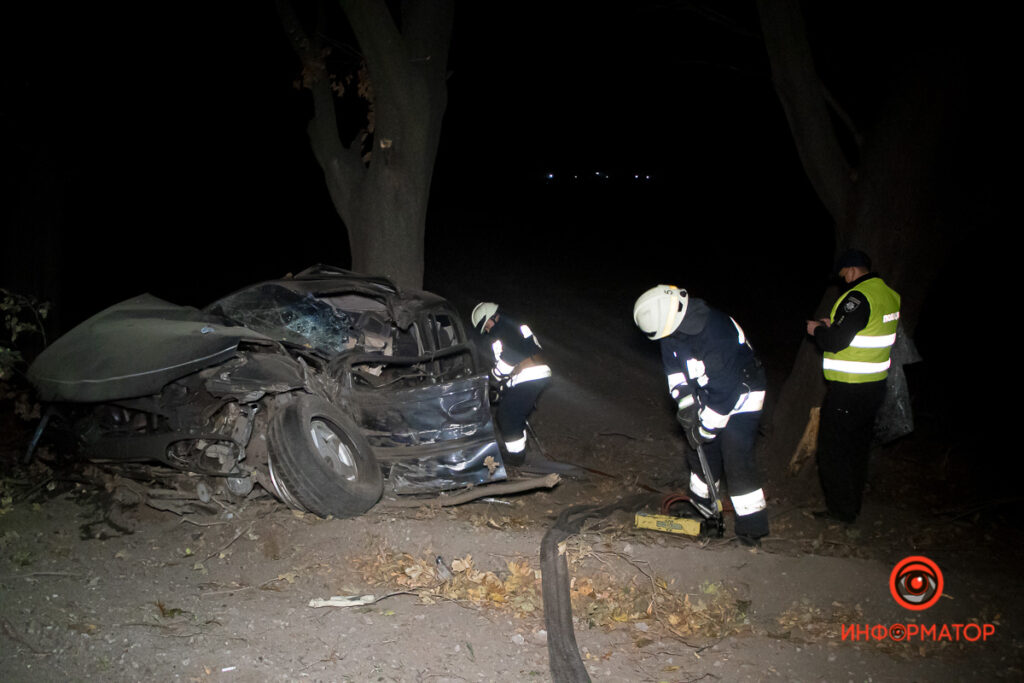 На трасі Дніпро-Кривий Ріг Opel з’їхав з дороги і врізався в дерево (фото, відео)
