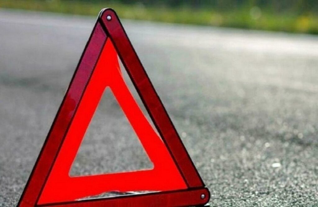 У Дніпрі на вулиці Калиновій зіткнулися Nissan і Ford: 8-річну дитину забрала швидка (фото, відео)