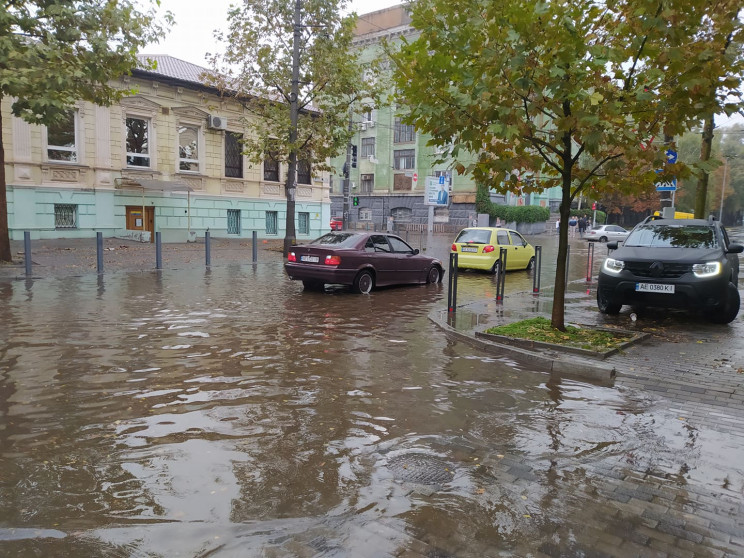 А де ливнівки: дощ знову перетворив вулиці Дніпра на водойми