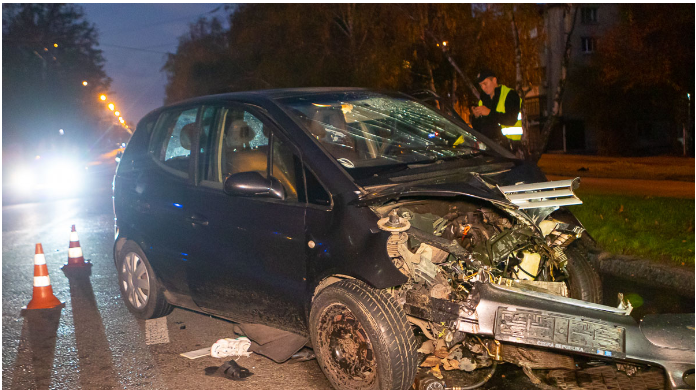 У Дніпрі на проспекті Поля Mercedes влетів у стовп: дівчину викинуло на дорогу, водій втік (фото, відео)