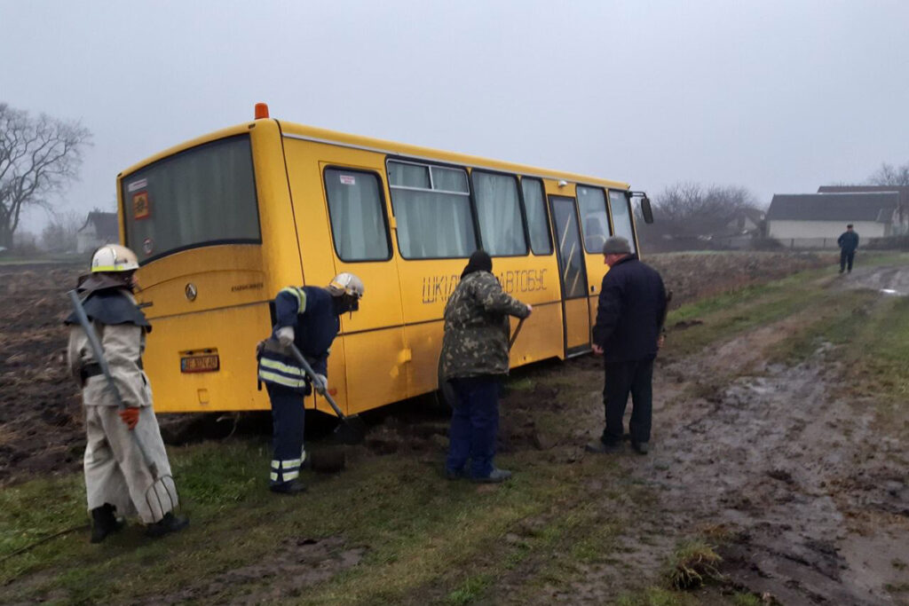 На Дніпропетровщині у багнюці застряг шкільний автобус