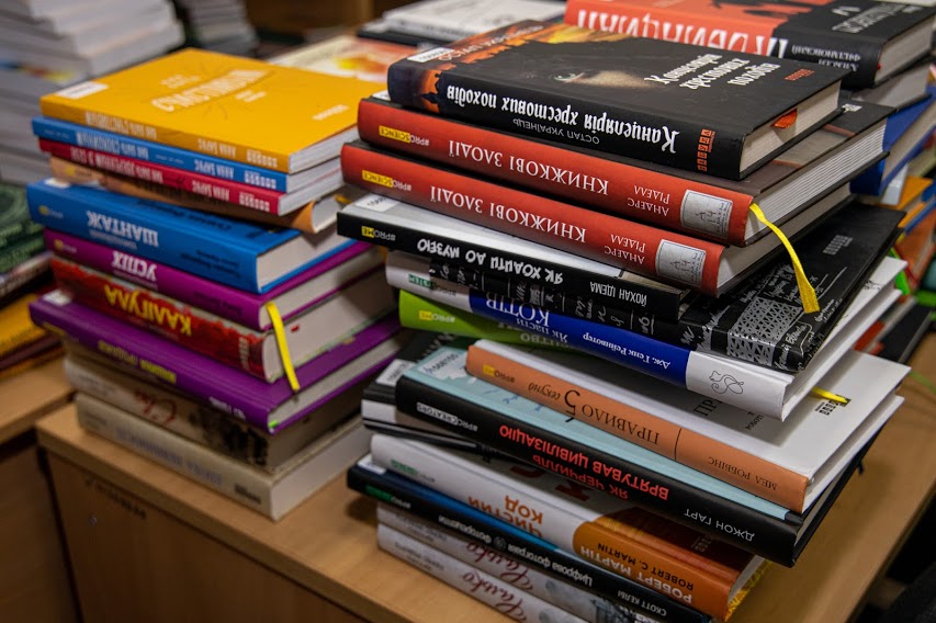 Дніпропетровська обласна наукова бібліотека отримала понад 870 нових книжок