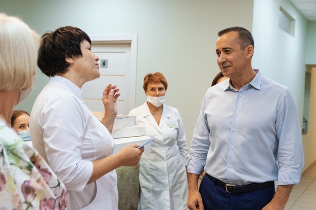 Коли влада в боротьбі з пандемією безсила, відповідальність на себе беруть благодійники