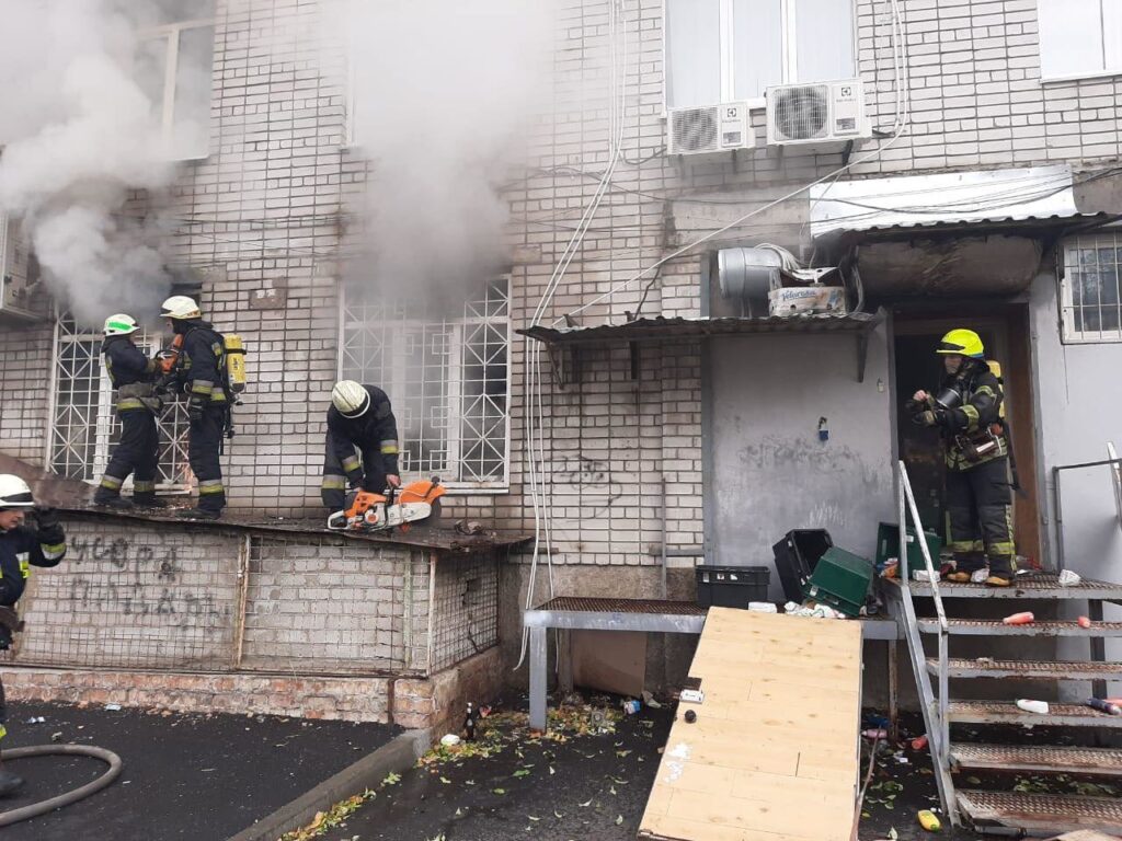 Прокинулись з вогнем: у Дніпрі горять складські приміщення магазину EVA