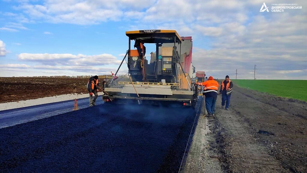 На Дніпропетровщині ремонтують ще одну ділянку траси на Нікополь