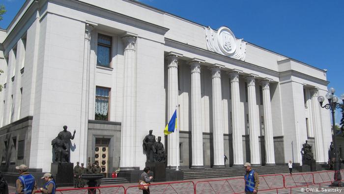 Зеленський пропонує списати податкові борги для деяких громадян: у ВР зареєстрували законопроєкт