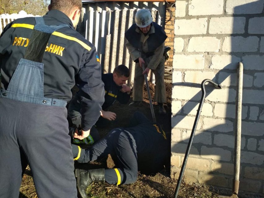 Рятували як могли: під Дніпром однорічна дитина впала у вуличний туалет