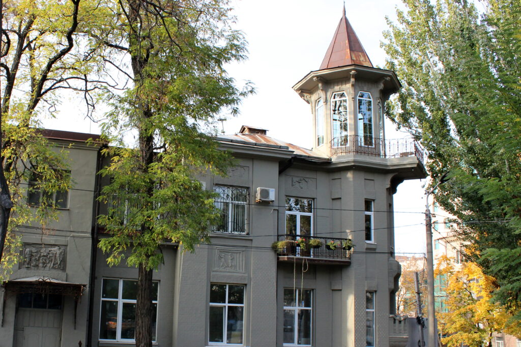 Коли влада не діє: дніпрянка самостійно реставрувала історичну будівлю