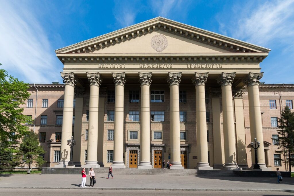 Дніпровський ВНЗ оголосив про продовження дистанційного навчання до кінця року