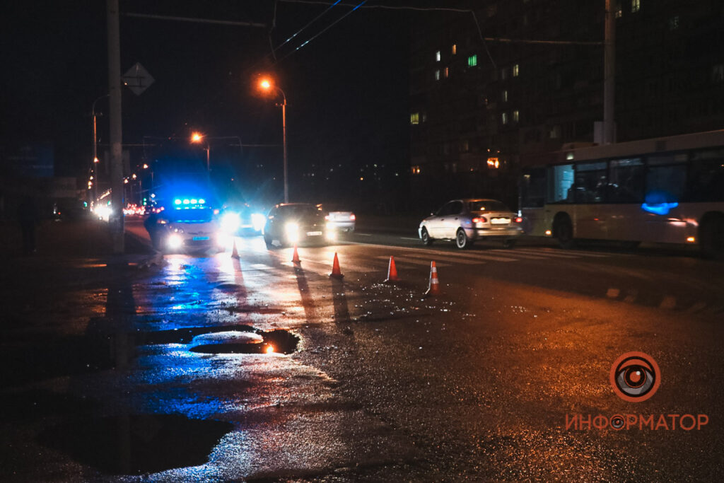 У Дніпрі на Калиновій маршрутка на «зебрі» збила двох дівчат (фото)