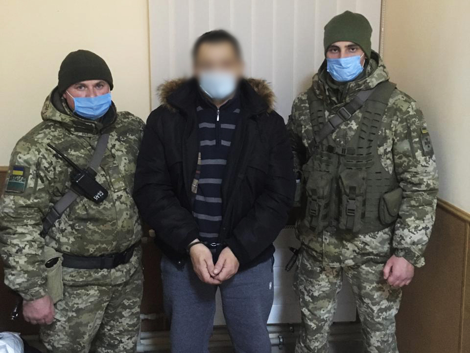 На кордоні з РФ затримали підозрюваного у скоєнні низки злочинів, якого шукали 4 роки