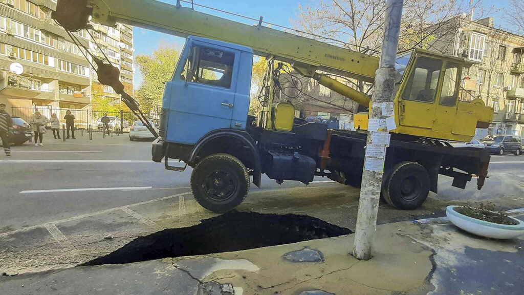 Не витримав: у Дніпрі під автокраном провалився асфальт
