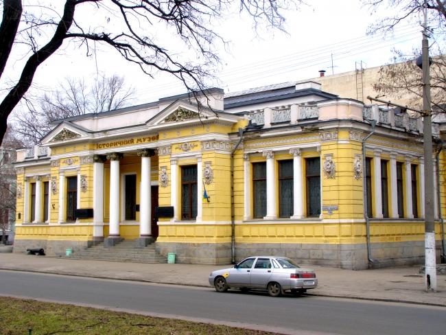 Цінний подарунок: у Дніпрі колекцію історичного музею поповнило унікальне видання