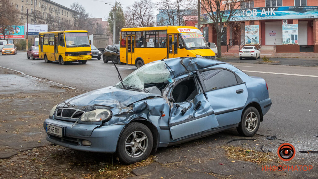 У Дніпрі Daewoo врізався в Газель: чоловіка забрала швидка