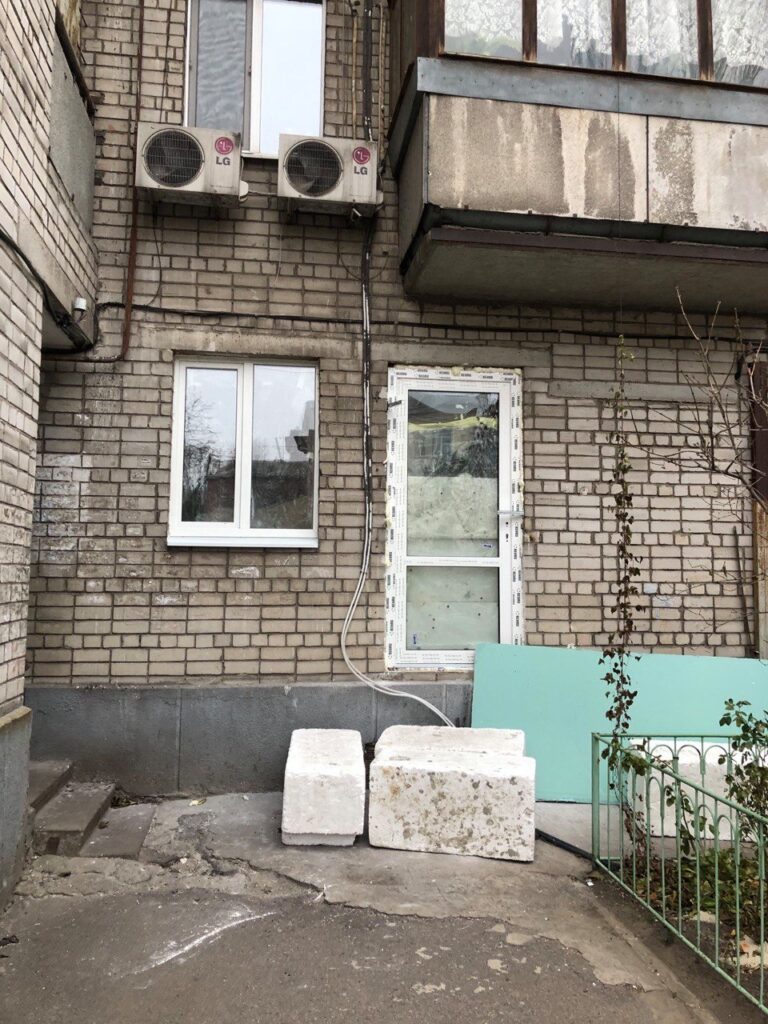 Замість вікон робить двері: у Дніпрі жителі будинку скаржаться на орендаря і шум робітників