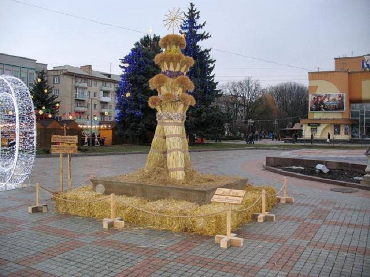 У Дніпрі встановлять двометровий дідух