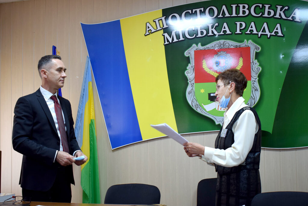 Майже 40 автомобілів і гектари землі: чим володіє новий голова Апостолового