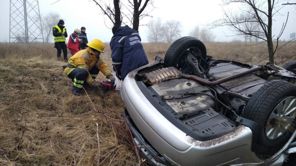 На Дніпропетровщині рятувальники вилучили тіло водія з понівеченої автівки (відео)