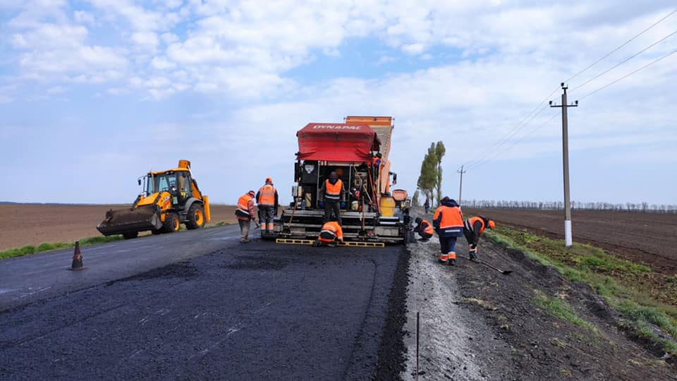 У Дніпропетровській області відремонтують асфальтне покриття доріг місцевого значення за 560 млн