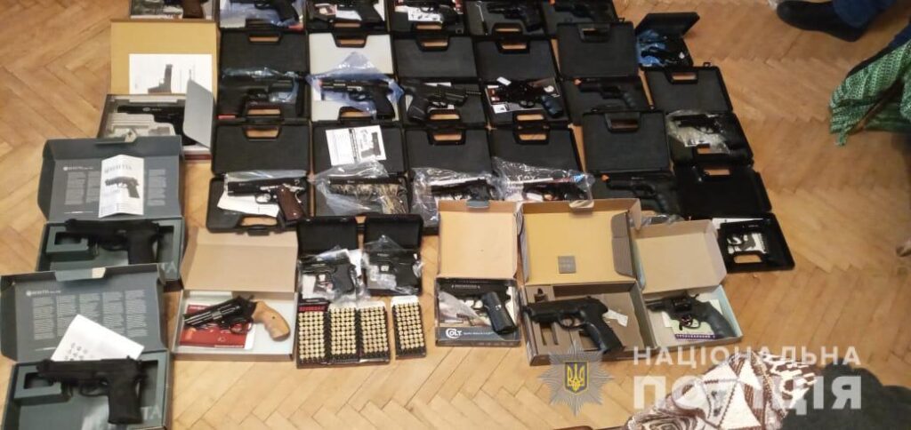 Поліція Дніпропетровщини викрила злочинців, які займалися виготовленням та збутом саморобної зброї
