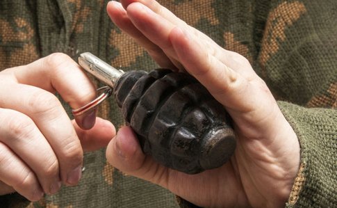 На Дніпропетровщині “опер” вмовив чоловіка не підривати гранатою родину