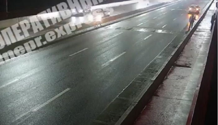 У Дніпрі чоловік збирався стрибнути з Нового мосту (фото, відео моменту)