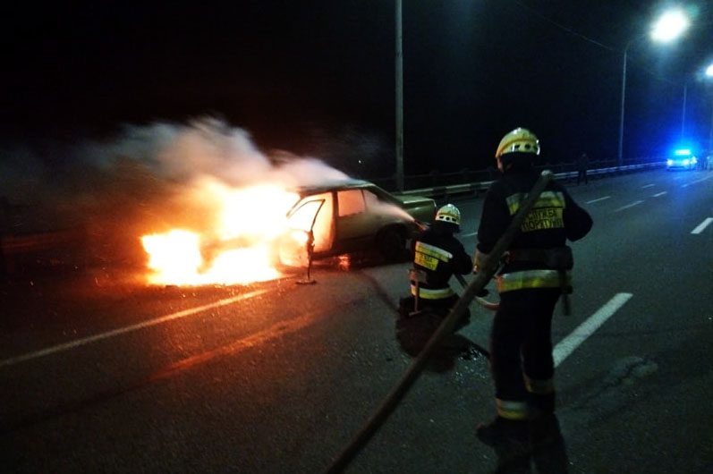 У Дніпрі на Кодацькому мосту згорів автомобіль