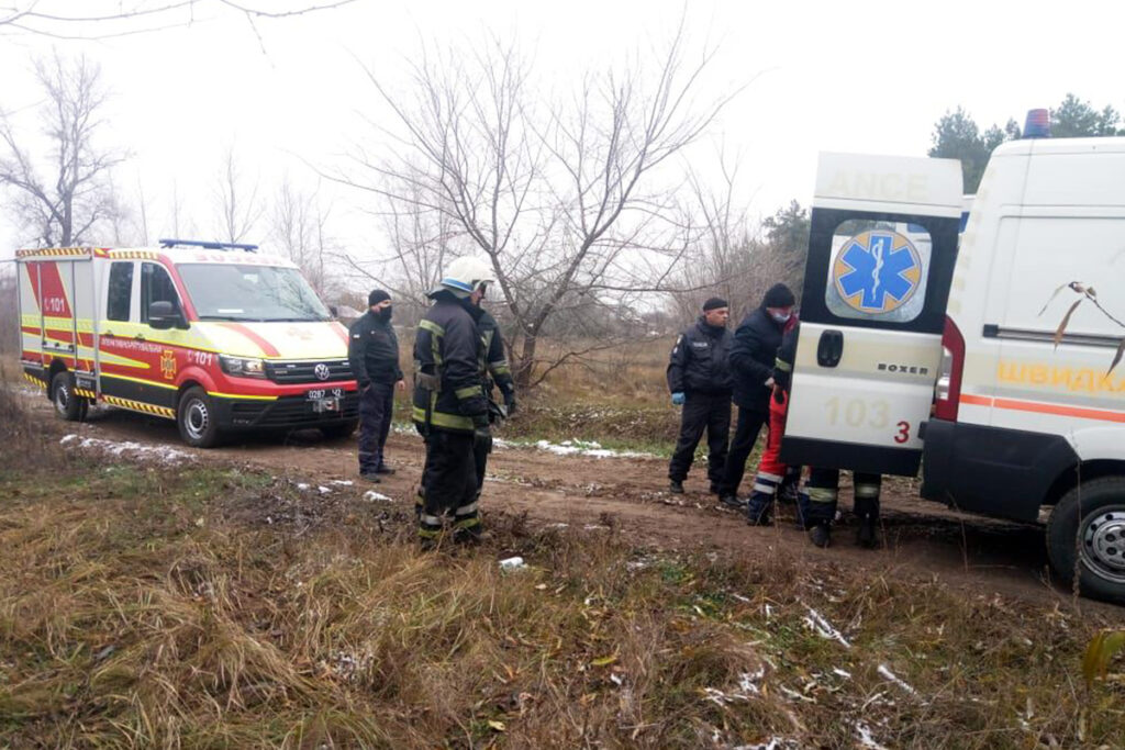 У Павлограді співробітники ДСНС надали допомогу чоловіку, який впав у кар’єр