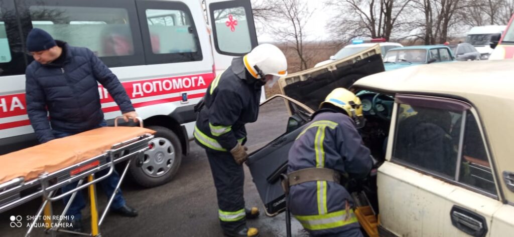 На Дніпропетровщині внаслідок ДТП водія затисло в автомобілі