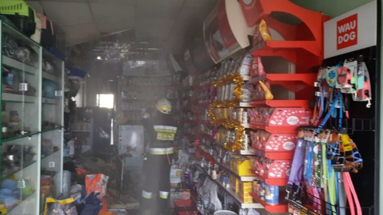 У Дніпрі на Пастера загорівся зоомагазин: фото, відео