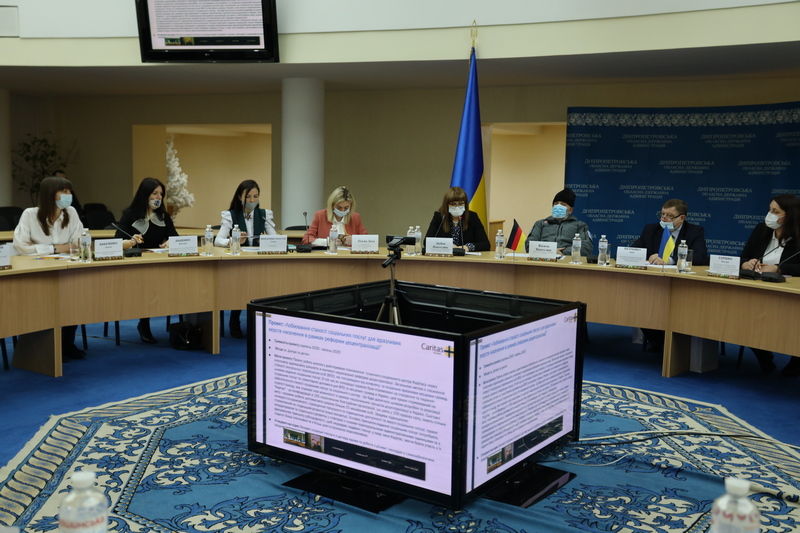 В Дніпрі за круглим столом зустрілась влада та благодійники. Про що спілкувались?
