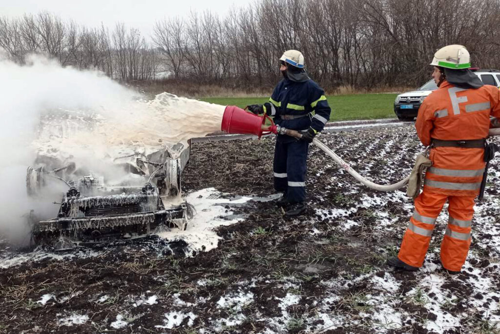 На Дніпропетровщині внаслідок ДТП спалахнуло авто