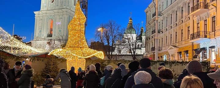 До головної ялинки країни повернули знятий з неї «чаклунський» капелюх
