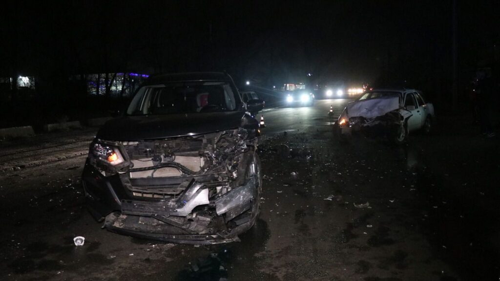 У Дніпрі зіткнулися Ford і Nissan: постраждав чоловік (фото, відео)