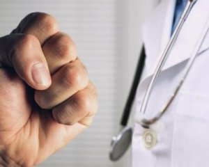 У Дніпрі п’яний пацієнт побив лікаря тубдиспансеру